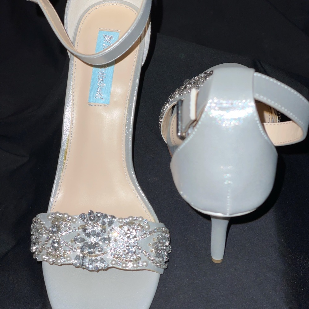 High heel shoes with diamonds